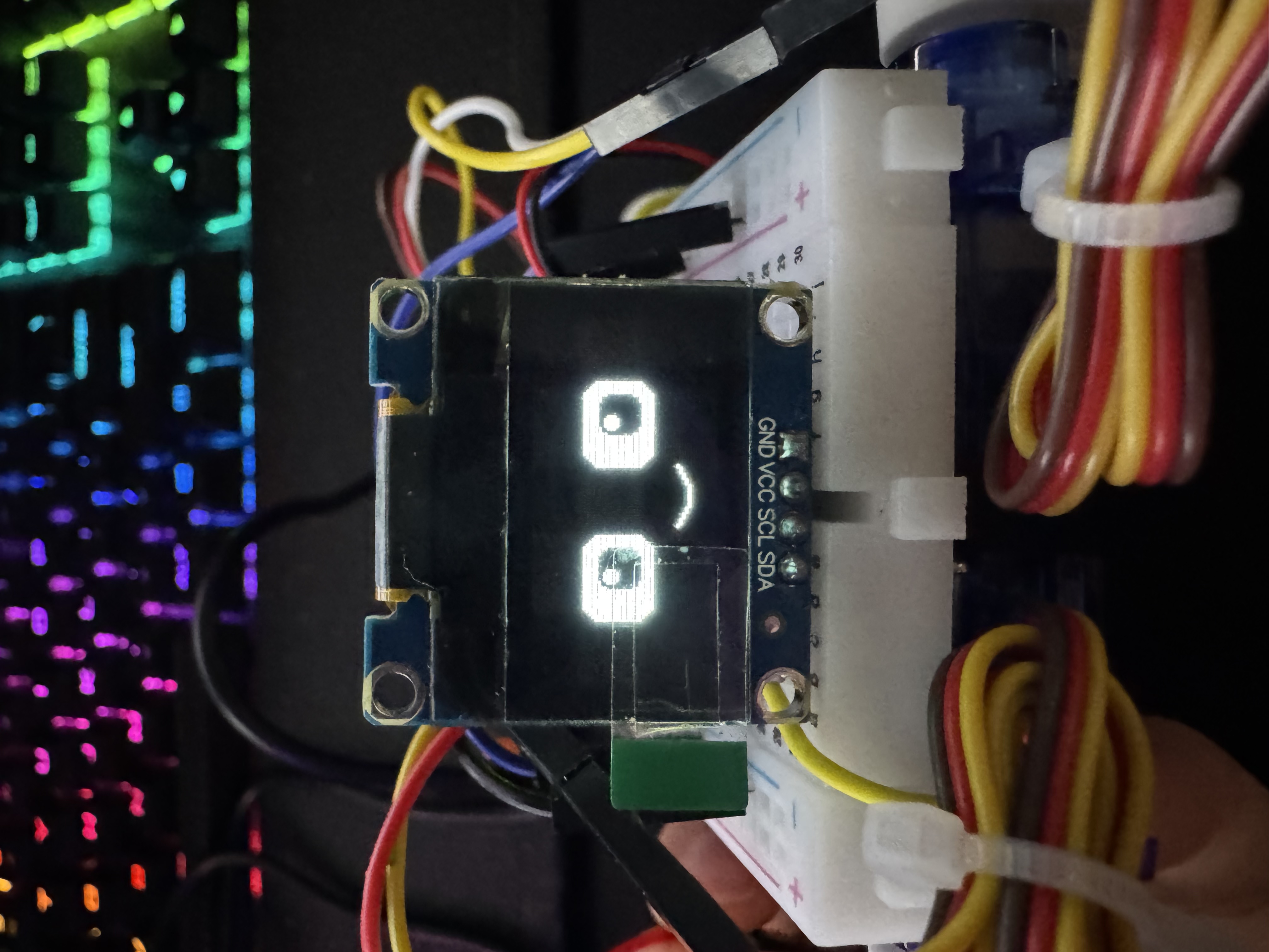OLEDに表示されたゲームマスターロボットの表情