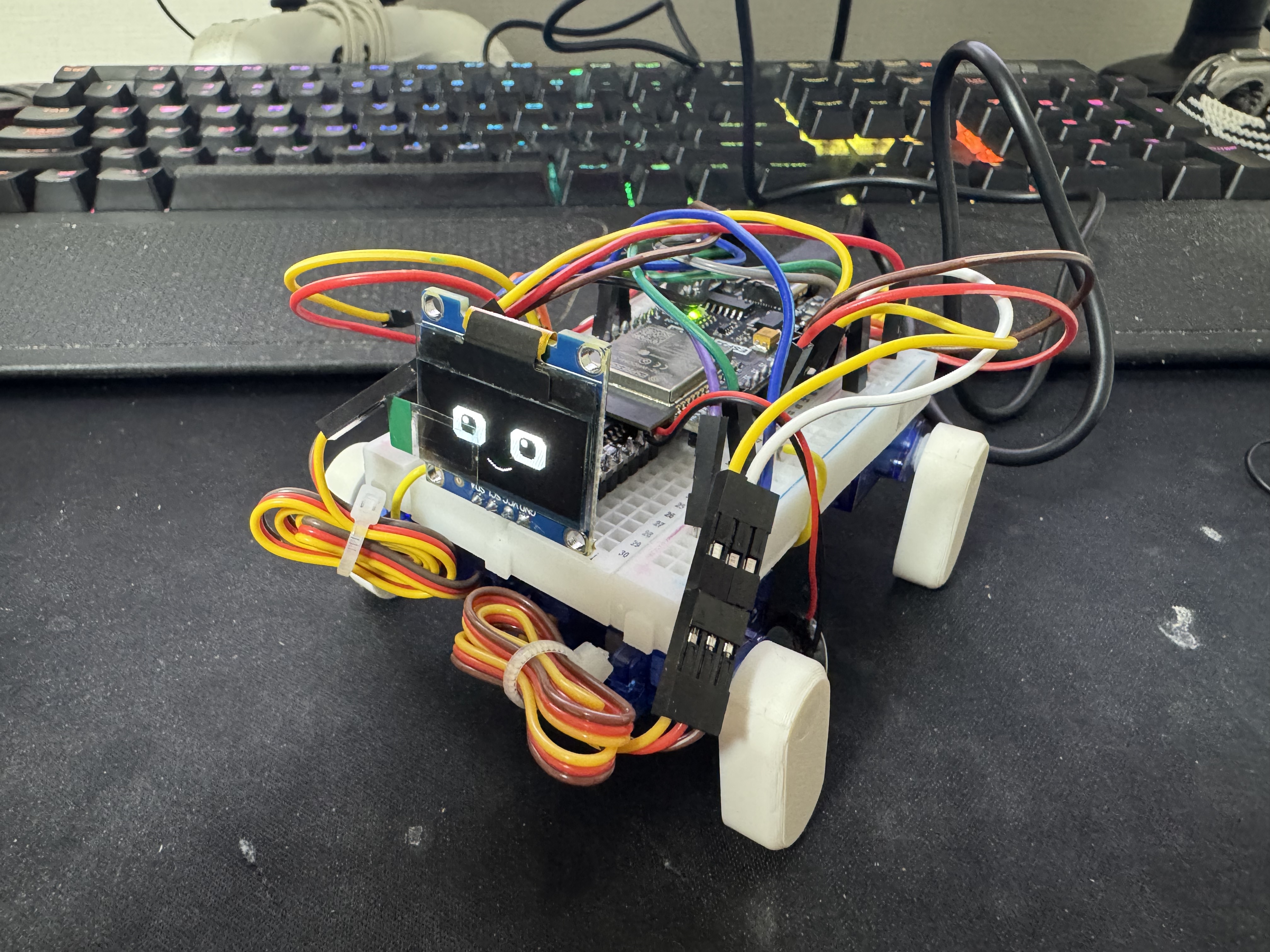 OLEDの顔があるゲームマスターロボット